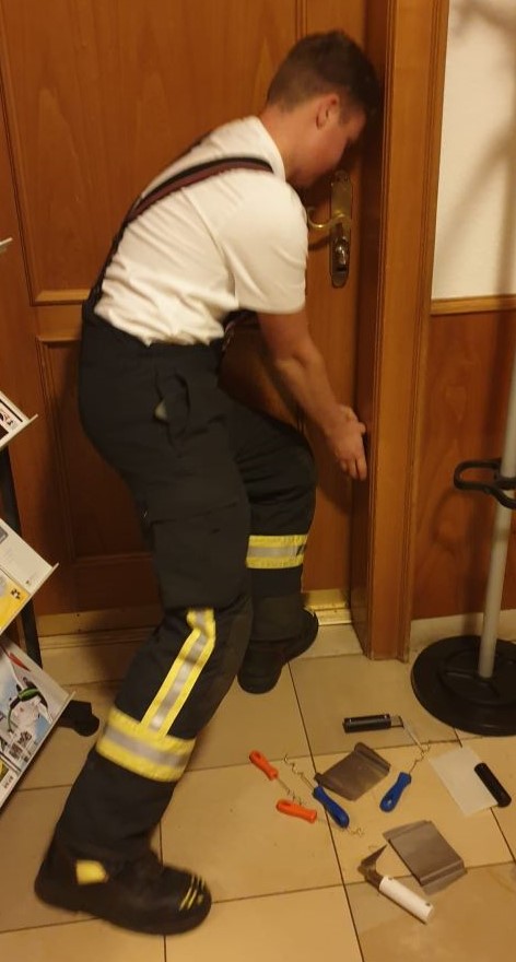 Bild "&Uuml;bungen:221110_Uebung_Tueroeffnung.jpeg"