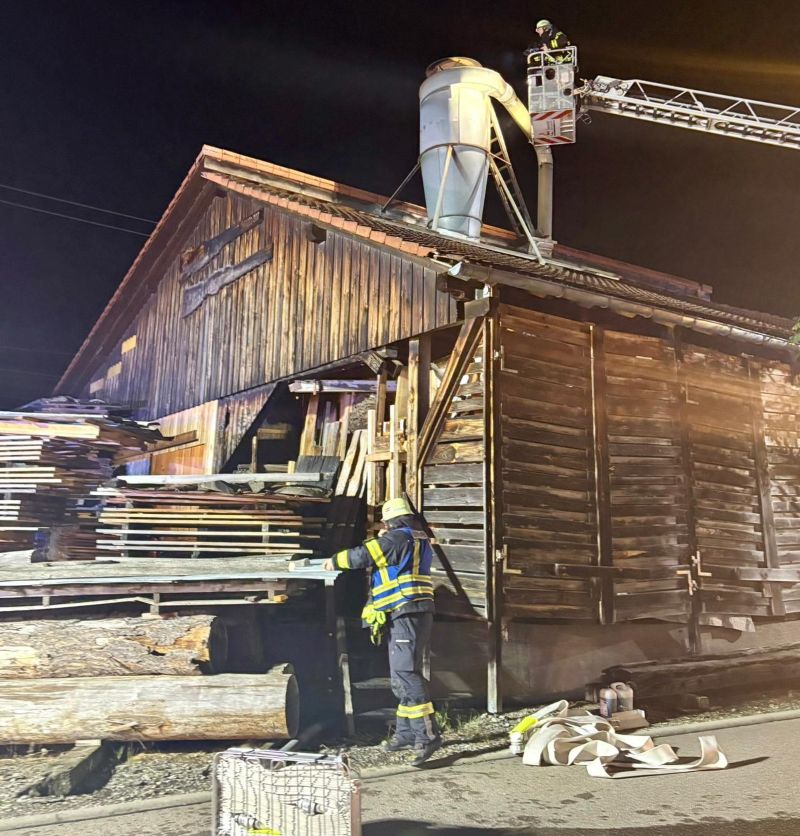 Bild "Einsatzberichte:20251024_Brand_Saegewerk_NGD.jpg"